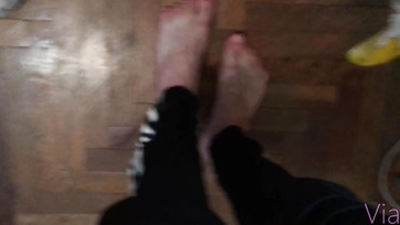 Sie hat ihre Stiefschwester gelutscht und gefickt, nachdem sie sie beim Masturbieren erwischt hatte Thumb