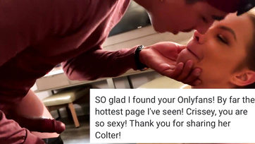 Frauen teilen sich DREIER im Hotel Thumb