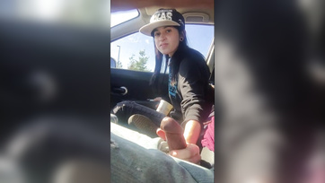 Lesbische Schlampe hat im Auto die Wurst ihrer Freundin mit dem großen Schwanz gefickt Thumb