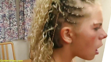 Zwei penetrieren gleichzeitig die engen Löcher des schlanken Berliner Teengirls Thumb