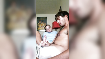 Sie neckte den kräftigen Schwanz ihres Mannes mit ihren fabelhaften Füßen Thumb