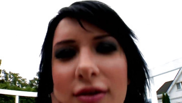 Die Ungarin zeigte ihren wohlgeformten Arsch und steckte dann ihren Finger hinein Thumb