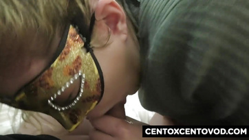 Die Spanks fickten die maskierte italienische Schlampe nacheinander Thumb