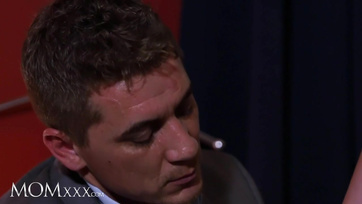 Heiße MILFs mit behaarten und unbehaarten Muschis gehen sorgfältig ans Werk Thumb