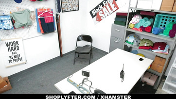 Er hat das schüchterne Teenie-Mädchen gründlich gefickt, nachdem sie versucht hatte, aus dem Discounter zu stehlen Thumb