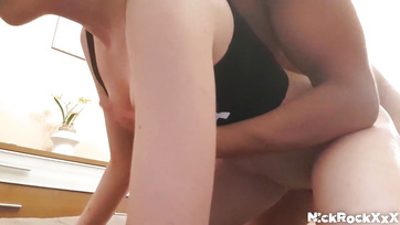 Vier geile Kerle ficken gleichzeitig eine ihrer heißen kleinen Frauen Thumb