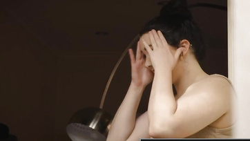 Behaarte junge Mädchen verschlingen sich gegenseitig die Muschis Thumb