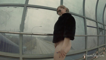 Amateurbaby mit großem Analplug in ihrer großen Pussy lutscht einen Schwanz Thumb