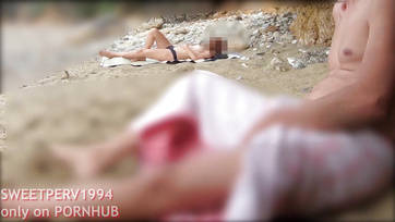 Teen-Mädchen wichst vor perversem Kerl am Strand Thumb