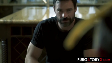 Schöne blonde Muschi auf dem Tisch Thumb