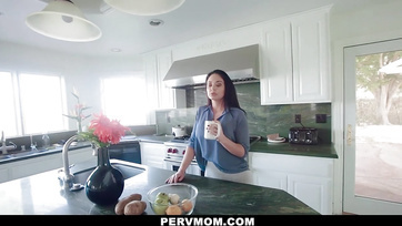 Ich stecke meinen Schwanz zwischen die Titten meiner heißen MILF-Stiefmutter Thumb