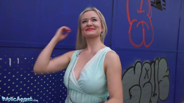 Der falsche Agent hat die nuttige Schönheit aufgespürt und gründlich durchgefickt Thumb