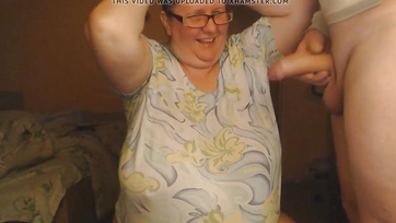 Mutter mit großen Titten hat lange am Phallus ihres Stiefsohns gelutscht Thumb