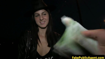 Junges ungarisches Mädchen in der Halloween-Nacht ausgezogen und geknebelt Thumb