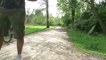 Deutsche Mädchen beim gegenseitigen Muschilecken in der Öffentlichkeit erwischt Thumb