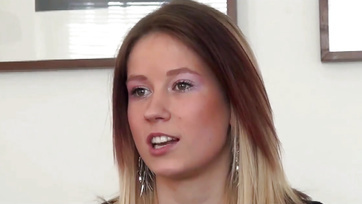 Während des Gesprächs wurde das Kleid des märchenhaften ungarischen Mädchens beim Casting verzaubert Thumb