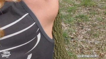 Das süße Mädchen hat sich an den Baum gebunden, damit ich sie im Park hart ficken konnte Thumb