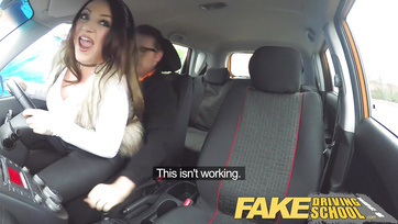 Sie fickt ihre freche, mollige Pussy mit ihrem Lehrer mit dem großen Schwanz Thumb