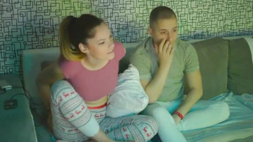 Dreier mit zwei vollschlanken Teenies, eine davon mit ihrem Freund Thumb