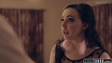 Zuerst fickte er seine Frau, dann nahm er seine heiße Stieftochter mit auf einen Ausritt Thumb