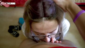 Meine Stiefschwester könnte im Tausch gegen ihren Arsch bei mir übernachten Thumb