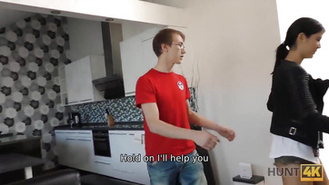 Sie hat neben ihrem Freund an der Wurst des unbekannten Typen gelutscht Thumb