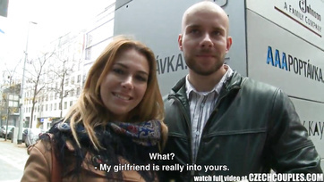 Für ein bisschen Geld hat das junge Paar dem öffentlichen Swingerfick zugestimmt Thumb