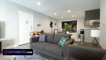 Schlanke Sexbombe mit haariger Muschi reitet seinen Schwanz Thumb