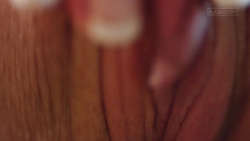 Schönes schwanzloses Teenie-Mädchen spielt alleine mit ihrer aschfahlen Pussy Thumb