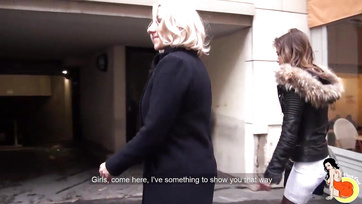 Die 2 heißen kleinen Schlampen mit Oberschenkelfixierungen haben gerne mit dem Kerl mit dem riesigen Schwanz geschlafen Thumb