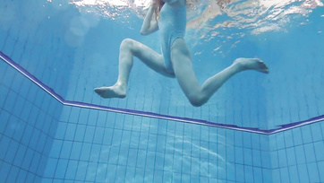 Teen mit kleinen Titten lässt ihren Badeanzug fallen Thumb