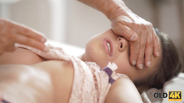 Er ließ das bezaubernde Budapester Teenie-Mädchen seinen Schwanz tief in den Rachen nehmen Thumb