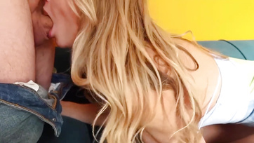 Heißes, geiles Mädchen wollte etwas Sperma in ihrer Muschi Thumb