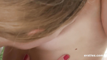 Nach dem Kuscheln leckte die wilde Lesbe die Muschi des 18-jährigen Mädchens Thumb