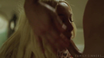 Nach ein wenig Neckereien öffnete das blonde Mädchen ihre Schenkel für ihren Stiefbruder Thumb