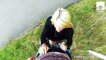 Typ hat es geschafft, ein hellblütiges Teenager-Mädchen bei einem Sex-Date aufzureißen und zu ficken Thumb