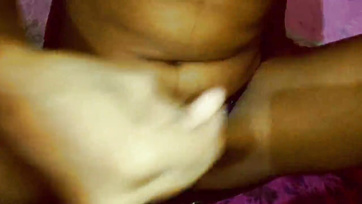 Die weißhaarige Inderin wollte sich beim Knutschen mit ihrem Freund filmen Thumb