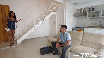 Latina mit großen Titten springt auf den riesigen Schwanz des Klempners Thumb