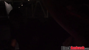 Die blonde Schlampe hat den Schwanz des großen Schwarzen gründlich geritten Thumb