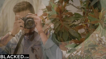 Große blonde Frau will Schokoladenschwanz Thumb