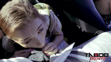 Schlampe 18 Jahre altes Teenie-Mädchen bläst auf dem Rücksitz des Autos den Schwanz ihres Stiefvaters Thumb