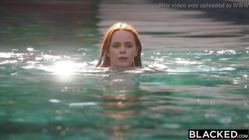 Die hungrige Frau hat zwei Typen mit großen Schwänzen gleichzeitig ins Bett genommen Thumb