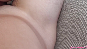 Das Mädchen fing an, meinen Schwanz auf dem Balkon zu lutschen und dann fickte ich sie von innen Thumb