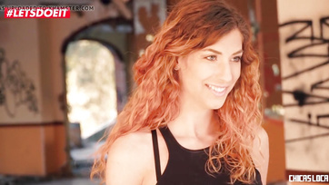 Das engagierte ungarische Mädchen hat den Schwanz der hübschen Hure gekostet - Shona River Thumb