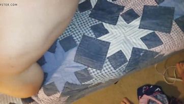 Eine Ehefrau mit echten großen Titten lutscht und schluckt den Schwanz in ihrer kleinen Pussy Thumb