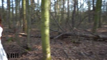 Im Stehen steckte er seinen gigantischen Schwanz in die Pussy des bezahlten Mädchens im Urwald Thumb