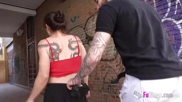 Junge Latinas ziehen sich in der Öffentlichkeit aus Thumb