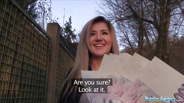 Süße blonde Schlampe zeigte ihre Titten und spreizte ihre Beine für Geld Thumb