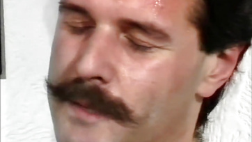 Die deutsche Schlampe hat beim Ficken mehrmals den Sabber des Kerls in den Mund genommen Thumb