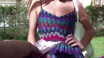 Die gejagte ungarische Pussy ließ sogar die Karotte des Agenten in ihren Arsch Thumb